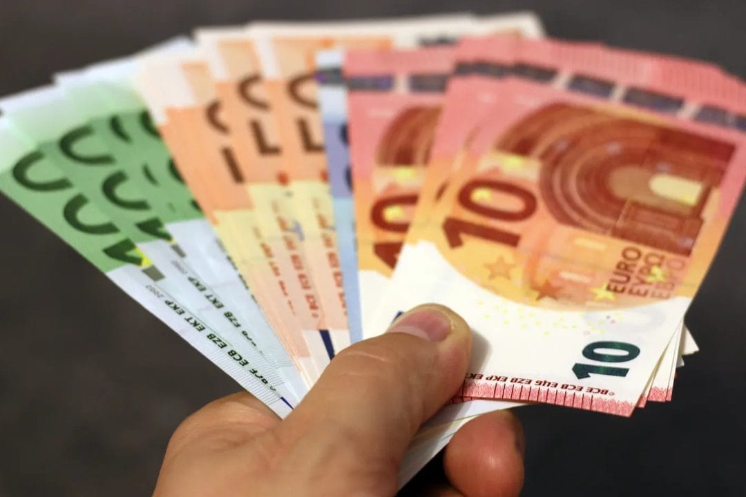 Summer Holiday Money: How Not to Lose £150 to Currency Fees Abroad